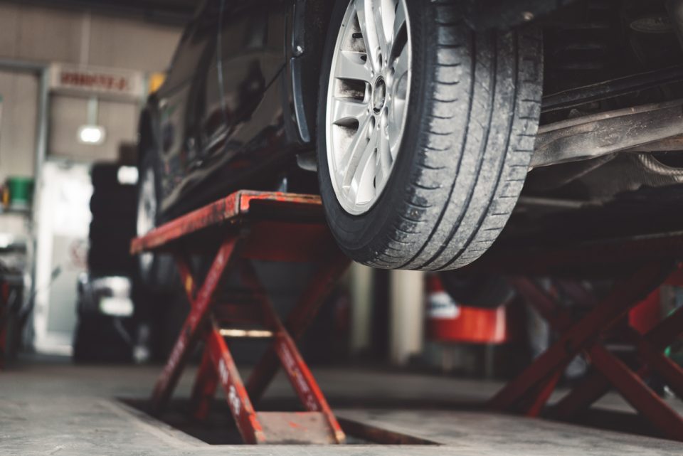 Car lifting in a vulcaniser shop